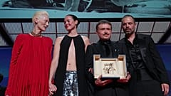 Tilda Swinton, a la izquierda, posa junto a Renate Reinsve, Cristian Mungiu, ganador de la Palma de Oro por 'Fjord', y Sebastian Stan durante la gala de premios.