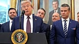 АРХИВ — Президент Дональд Трамп выступает в Овальном кабинете Белого дома в Вашингтоне 2 сентября 2025 года, слушают вице-президент Дж. Д. Вэнс и министр обороны Пит Хегсет.