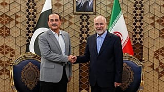 دیدار محمدباقر قالیباف، رئیس‌ مجلس شورای اسلامی با عاصم منیر، فرمانده ارتش پاکستان درباره توافق پایان جنگ با آمریکا