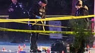 Αστυνομικοί της Μυστικής Υπηρεσίας των ΗΠΑ εξετάζουν και φωτογραφίζουν στοιχεία σε χώρο εγκλήματος κοντά στον Λευκό Οίκο