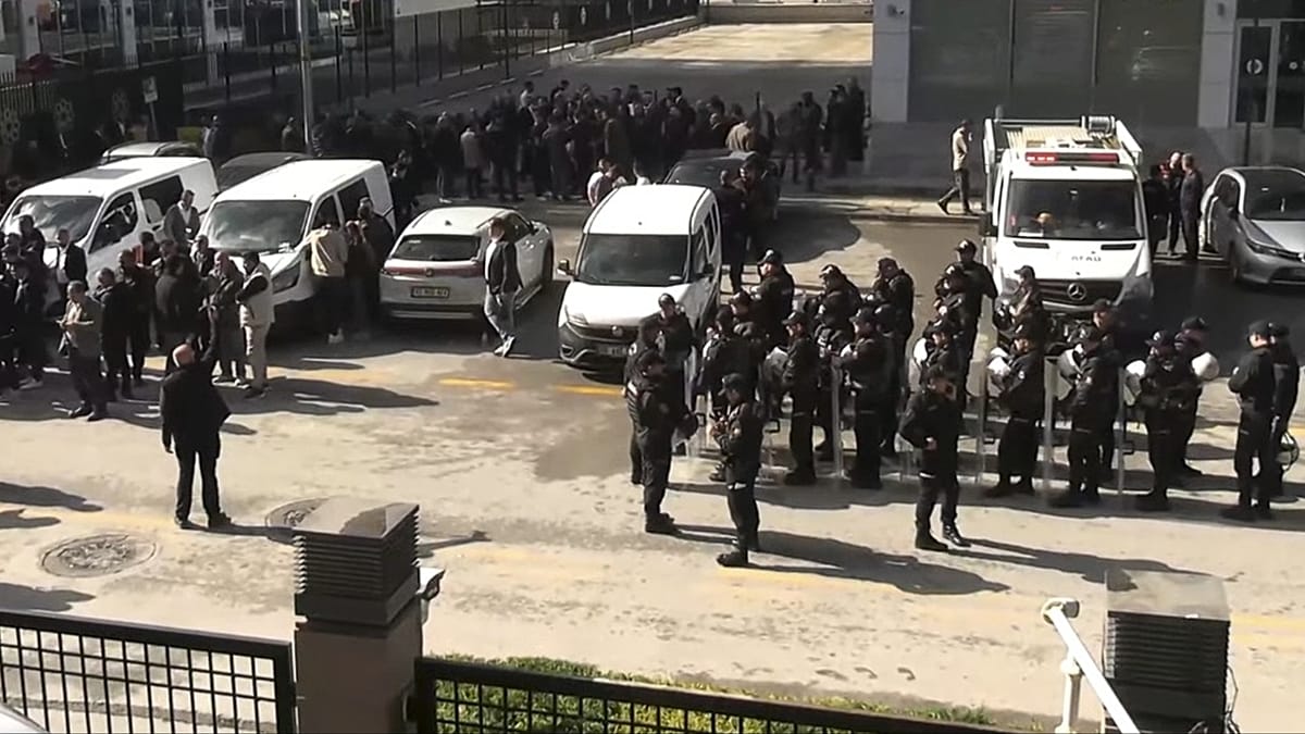 Polis CHP Genel Merkezi'nde: Tahliye kararının tebliği bekleniyor