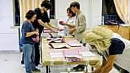 Votantes al cierre de los colegios electorales para las elecciones europeas de 2024 en Roma, el domingo 9 de junio de 2024. (Mauro Scrobogna/LaPresse vía AP)
