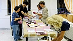 Votantes al cierre de los colegios electorales para las elecciones europeas de 2024 en Roma, el domingo 9 de junio de 2024. (Mauro Scrobogna/LaPresse vía AP)