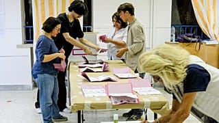 Votantes al cierre de los colegios electorales para las elecciones europeas de 2024 en Roma, el domingo 9 de junio de 2024. (Mauro Scrobogna/LaPresse vía AP)