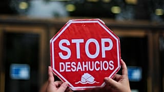 ARCHIVO: Un hombre protesta frente a una sucursal del banco BBVA en Barcelona, ​​España, el 6 de junio de 2012.