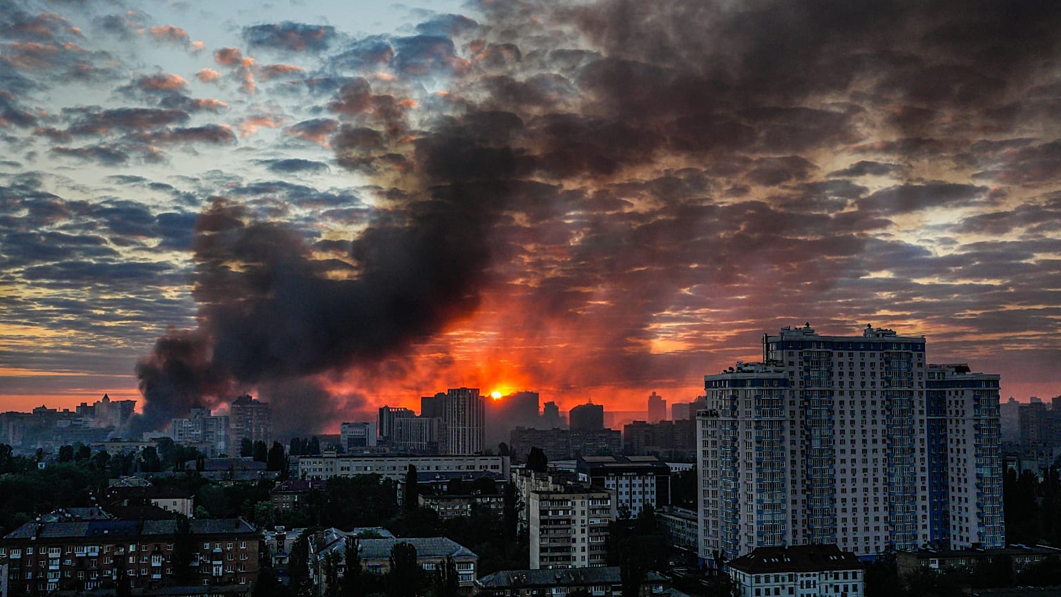 Nach einem heftigen russischen Luftangriff auf Kyjiw in der Ukraine steigt am Sonntag, dem 24. Mai 2026, bei Sonnenaufgang Rauch über der Stadt auf. 