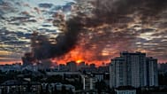 Μετά από σφοδρή ρωσική αεροπορική επιδρομή στο Κίεβο της Ουκρανίας, καπνός υψώνεται πάνω από την πόλη την αυγή της Κυριακής 24 Μαΐου 2026.