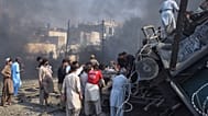 تمكن ضباط الشرطة والمتطوعون من انتشال شخص مصاب من عربة قطار مقلوبة على خط سكة حديد في موقع انفجار قنبلة في كويتا، باكستان، الأحد 24 مايو 2026.