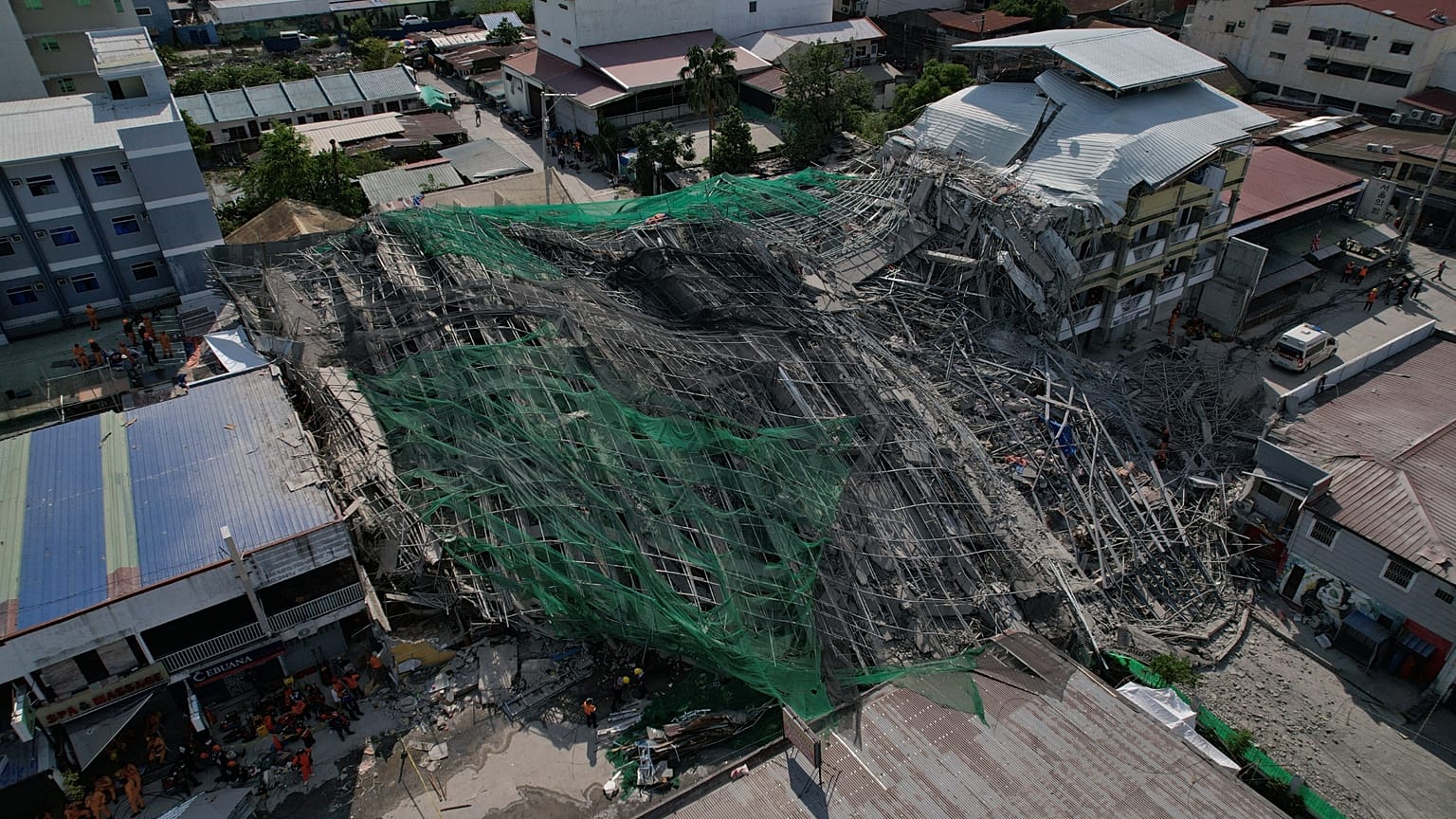 Filipinler'in başkenti Manila'nın kuzeyindeki Angeles şehrinde, çöken bir binada çok sayıda kişinin enkaz altında kaldığı tahmin ediliyor, 24 Mayıs 2026.
