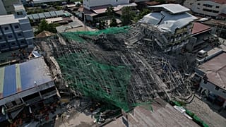 Filipinler'in başkenti Manila'nın kuzeyindeki Angeles şehrinde, çöken bir binada çok sayıda kişinin enkaz altında kaldığı tahmin ediliyor, 24 Mayıs 2026.