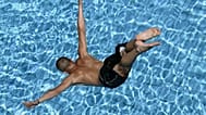 Ein junger Mann springt ins Freibad in Denzlingen - ARCHIVBILD
