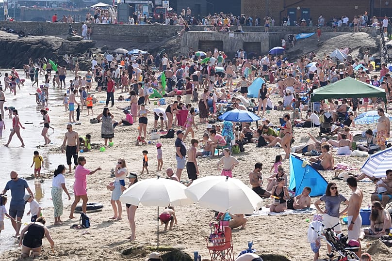 Am Pfingstwochenende am Strand von Folkestone in England