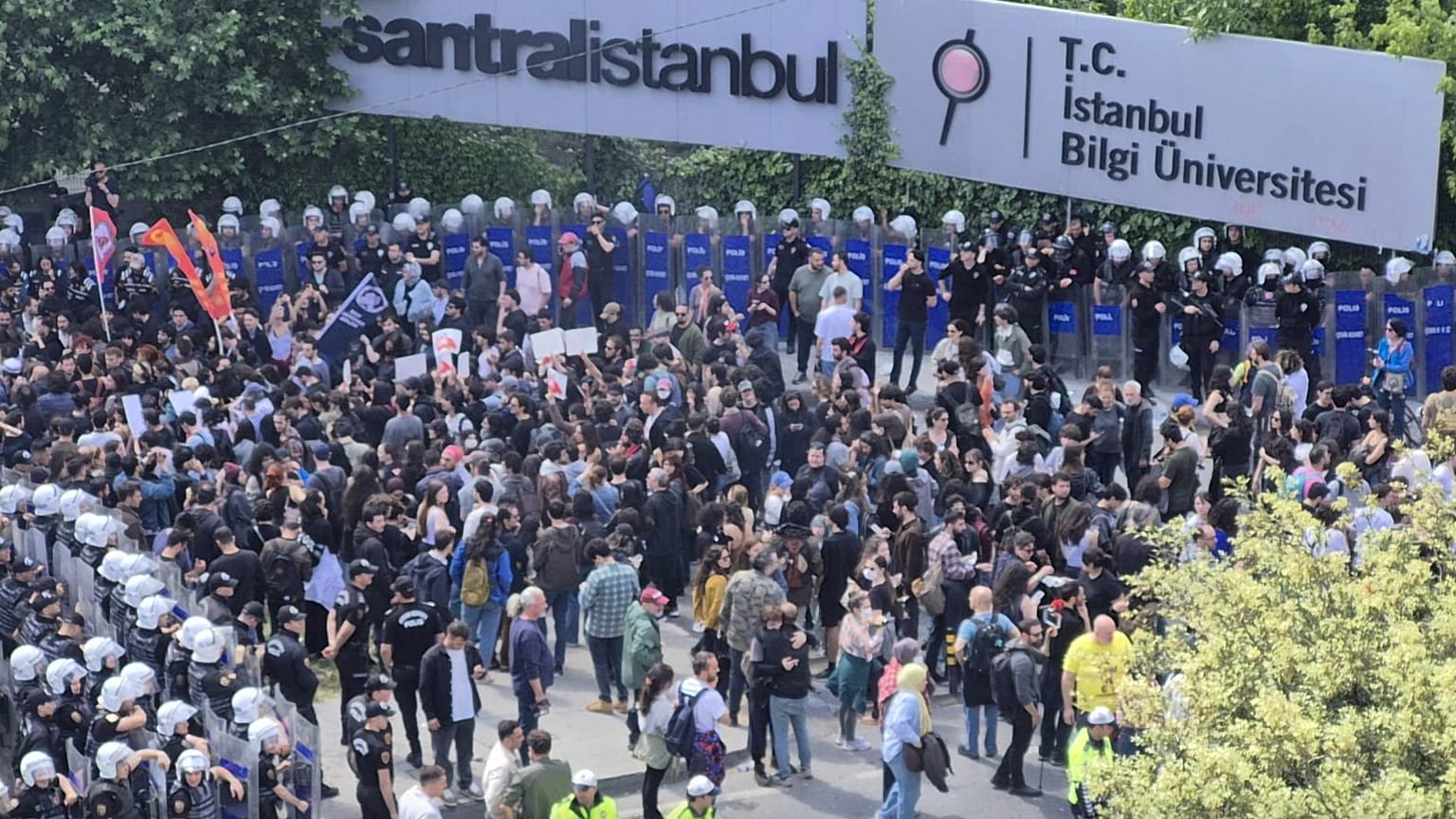 İstanbul Bilgi Üniversitesi'ndeki protestolar üçüncü gününe girdi.