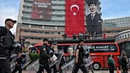 Polícias chegam à sede em Ancara do Partido Republicano do Povo (CHP), principal oposição na Turquia, domingo, 24 de maio de 2026, para expulsar apoiantes.