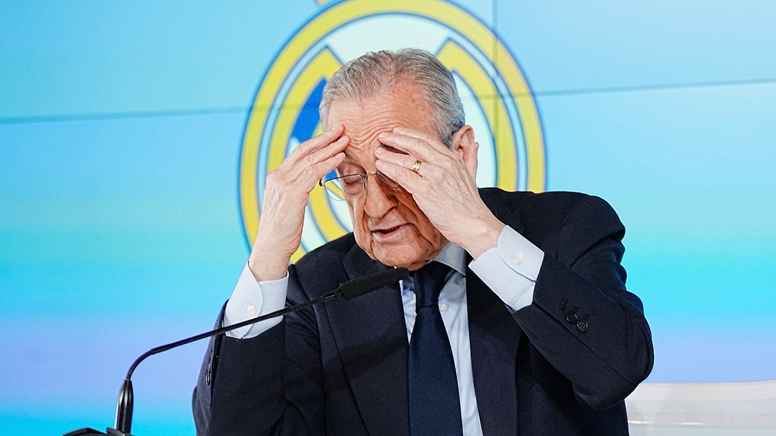 El presidente del Real Madrid, Florentino Pérez, gesticula durante una rueda de prensa en Madrid, el martes 12 de mayo de 2026. (Foto AP/Bernat Armangue)