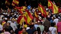 Демонстранты с испанскими флагами участвуют в акции протеста против правительства премьер-министра Педро Санчеса в Мадриде (Испания), в субботу, 23 мая 2026 года.
