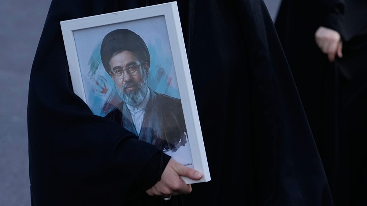 مکان نامعلوم و شبکه پیک‌ها؛ سی‌بی‌اس: حتی مقامات ارشد ایران هم نمی‌دانند مجتبی خامنه‌ای کجاست