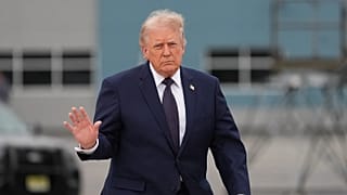 Le président américain Donald Trump quitte Marine One pour monter à bord d'Air Force One à l'aéroport de Morristown, le 22 mai 2026, dans le New Jersey. (AP Photo/Alex Brandon)