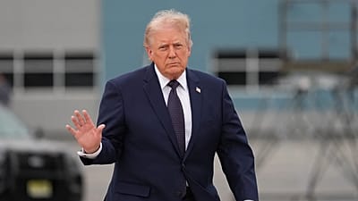 Presidente norte-americano Donald Trump caminha do Marine One para embarcar no Air Force One no aeroporto de Morristown, Nova Jérsia, a 22 de maio de 2026 (AP/Alex Brandon)