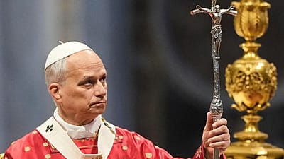 Papa Leão XIV segura o báculo pastoral enquanto celebra a missa de Pentecostes na basílica de São Pedro, no Vaticano, em 24 de maio de 2026