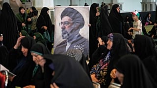 نساء يتجمعن حول صورة للمرشد الأعلى الإيراني، مجتبى خامنئي، طهران، إيران، الأحد 24 أيار/مايو 2026. 