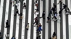 Des passants traversent un passage piéton dans le quartier commerçant de Ginza, à Tokyo, le 31 mars 2023