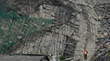 Ratownik stoi na zawalonym budynku podczas trwającej akcji poszukiwawczej w Angeles City, gdzie pod gruzami mogą być uwięzione liczne osoby, 25 maja 2026 r.