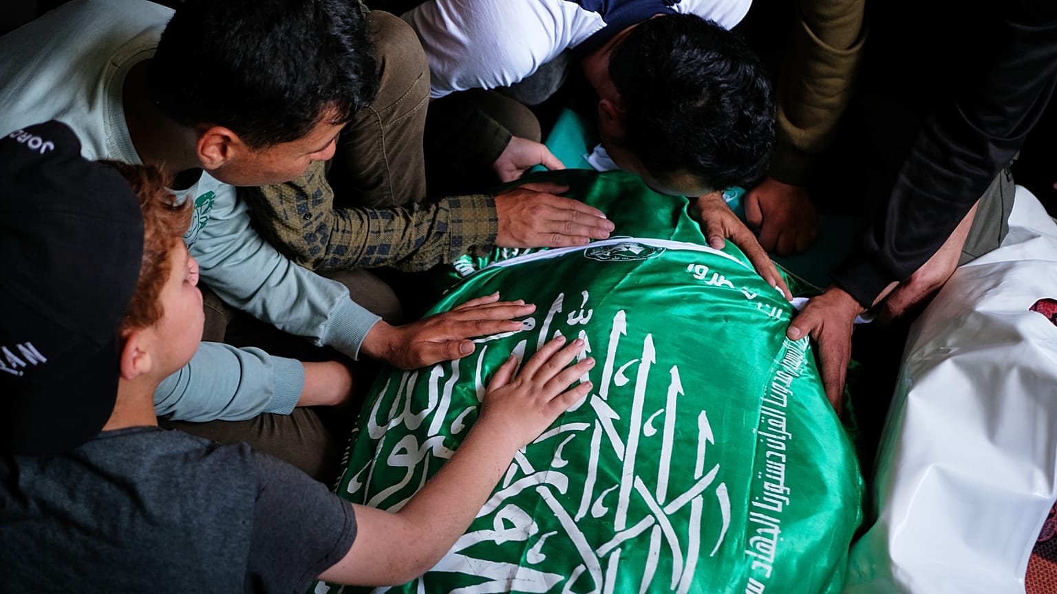 فلسطينيون يودّعون عز الدين الحداد، قائد كتائب القسام، خلال جنازته في مدينة غزة في 16 مايو/أيار 2026.