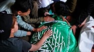 فلسطينيون يودّعون عز الدين الحداد، قائد كتائب القسام، خلال جنازته في مدينة غزة في 16 مايو/أيار 2026.