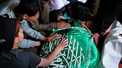فلسطينيون يودّعون عز الدين الحداد، قائد كتائب القسام، خلال جنازته في مدينة غزة في 16 مايو/أيار 2026.