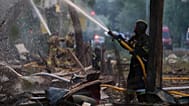 Διασώστες προσπαθούν να σβήσουν φωτιά σε πολυκατοικία μετά από ρωσικό πλήγμα στο Κίεβο, Ουκρανία, Κυριακή 24 Μαΐου 2026.