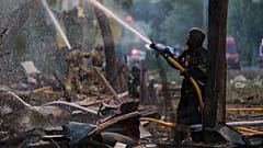 Des secouristes tentent d’éteindre un incendie dans un immeuble résidentiel après une frappe russe sur Kyiv, en Ukraine, le dimanche 24 mai 2026.