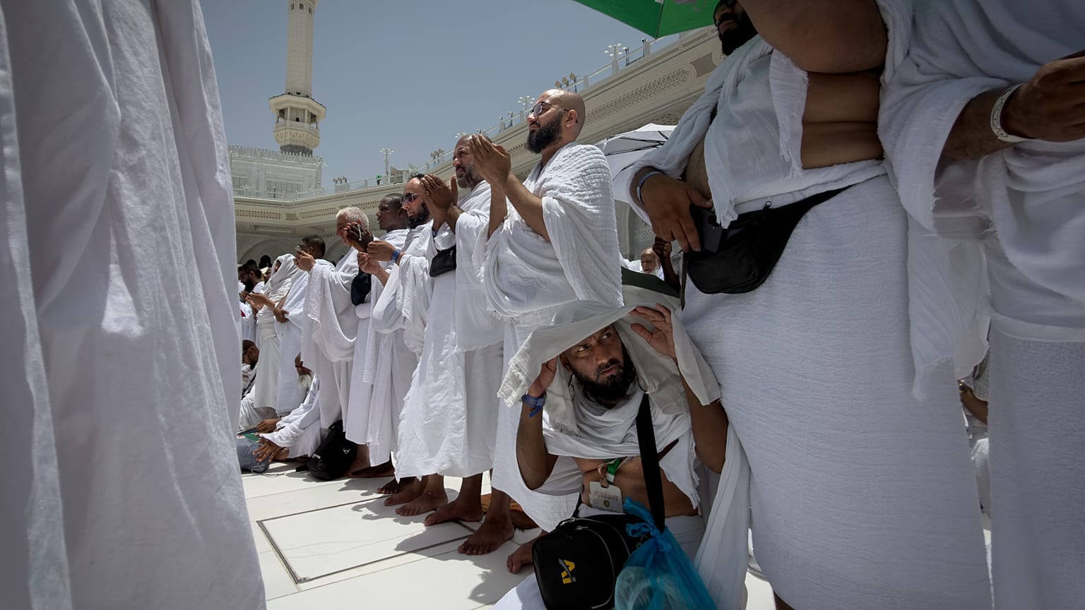 يؤدي الحجاج المسلمون الصلاة أمام الكعبة المشرفة، وهي البناء المكعب الشكل في المسجد الحرام، خلال موسم الحج السنوي في مدينة مكة المكرمة