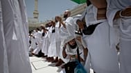 يؤدي الحجاج المسلمون الصلاة أمام الكعبة المشرفة، وهي البناء المكعب الشكل في المسجد الحرام، خلال موسم الحج السنوي في مدينة مكة المكرمة