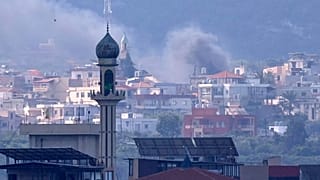 دخان يتصاعد من غارة جوية إسرائيلية استهدفت بلدة القليلة من مدينة صور، جنوب لبنان، الجمعة 27 مارس/آذار 2026.