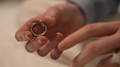 L’enseignante de collège Kate Stoye enfile une bague Oura, un objet connecté de suivi de santé, en Géorgie, janvier 2026.