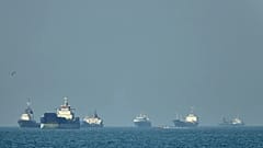 Des cargos sont au mouillage au large dans le détroit d'Ormuz, au large de Bandar Abbas, le 4 mai 2026