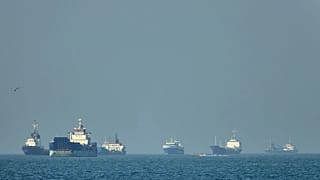Φορτηγά πλοία αγκυροβολούν στο στενό του Ορμούζ, ανοιχτά του Μπαντάρ Αμπάς, 4 Μαΐου 2026
