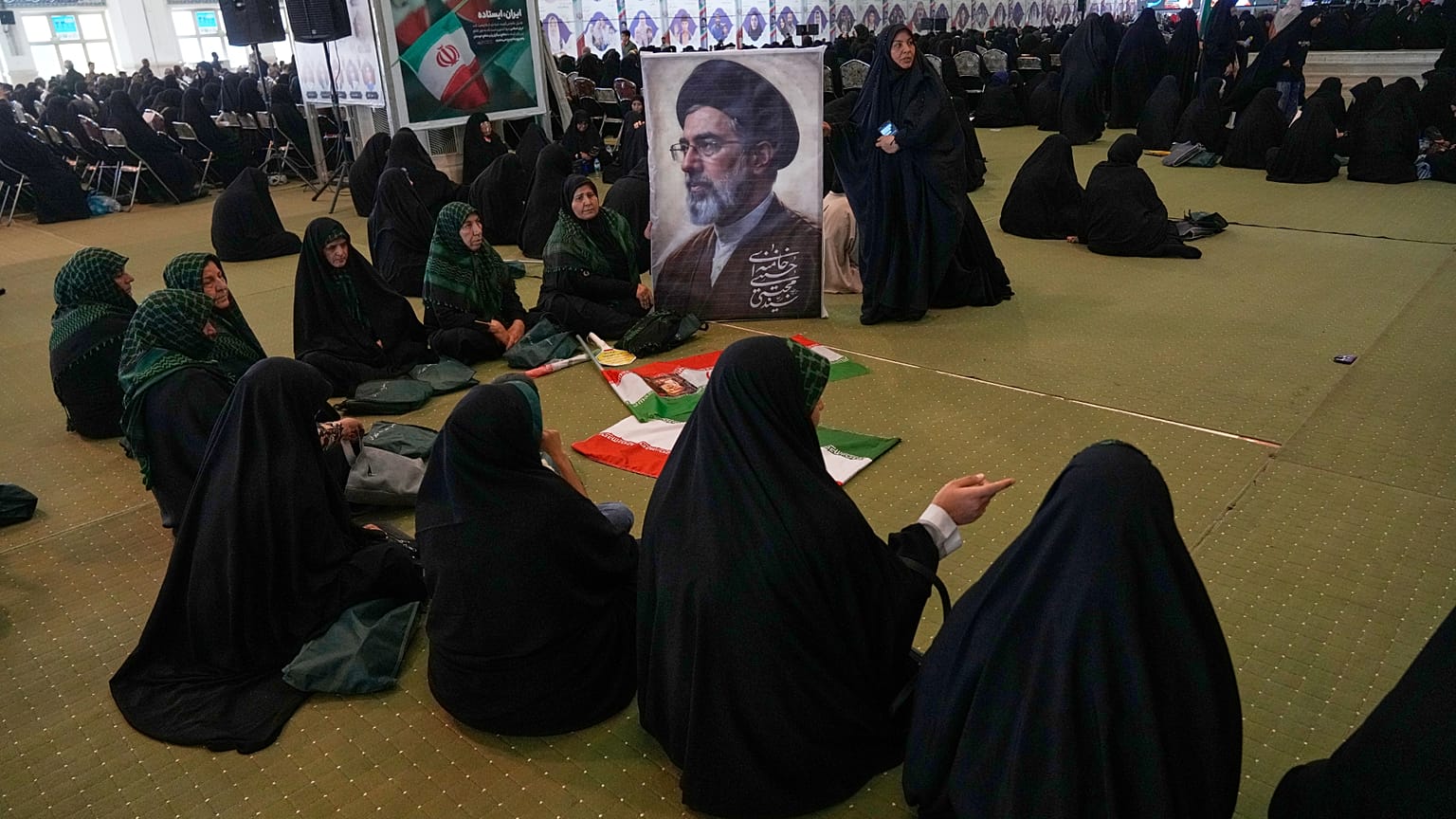 تجمعت النساء حول صورة المرشد الأعلى الإيراني، آية الله مجتبى خامنئي، خلال حفل تكريم القوات المسلحة والقتلى في الحرب مع إسرائيل والولايات المتحدة في جامع الإمام الخميني الكبير 