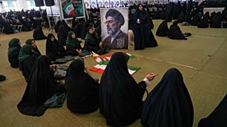 تجمعت النساء حول صورة المرشد الأعلى الإيراني، آية الله مجتبى خامنئي، خلال حفل تكريم القوات المسلحة والقتلى في الحرب مع إسرائيل والولايات المتحدة في جامع الإمام الخميني الكبير 