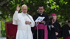 Le pape Léon XIV bénit les fidèles sur la place Calipari à Acerra, près de Naples, en Italie, le samedi 23 mai 2026