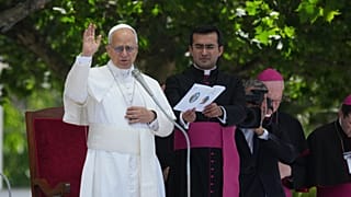Papa Leone XIV benedice i fedeli in piazza Calipari ad Acerra, vicino Napoli, Italia, sabato 23 maggio 2026. (Foto AP/Andrew Medichini)