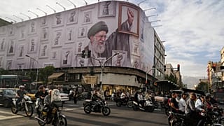 Az iráni háború során megült Ali Hámenei ajatollah arcképe egy teheráni épületen