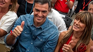 ARCHIVO. El presidente del Gobierno español, Pedro Sánchez, junto a Begoña Gómez, levanta el pulgar durante un acto de cierre de campaña en Madrid, el21 de julio de 2023.