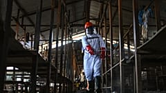 DR Kongo'nun Bunia kentinde, Ituri eyaletinin Ebola salgınıyla mücadelesi sürerken, belediyenin temizlik görevlisi merkezi çarşıyı dezenfekte etmek için klor sıkıyor.