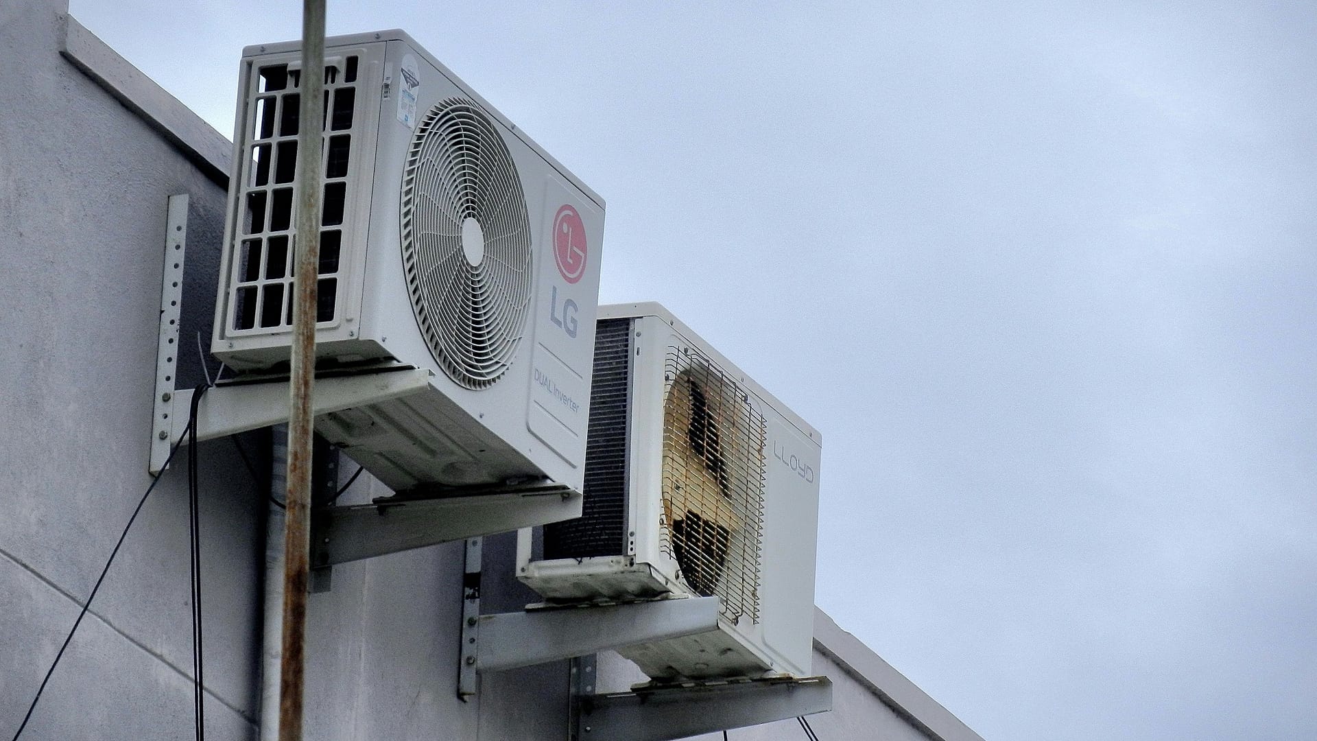 Klimatyzatory przymocowane do ściany budynku.