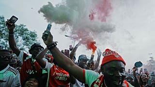 Les supporters d’Arsenal célèbrent un titre historique en Premier League à Freetown