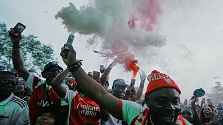 Les supporters d’Arsenal célèbrent un titre historique en Premier League à Freetown