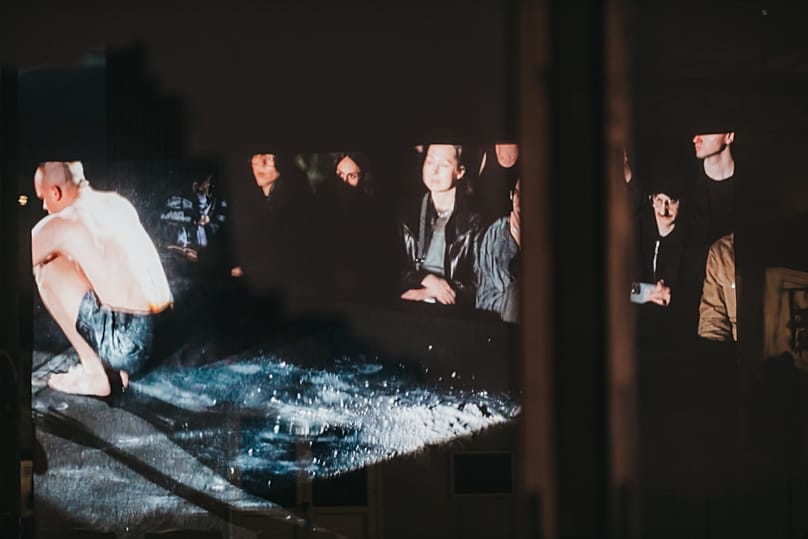Bornsick on Film, 2026, μονοκάναλο έγχρωμο βίντεο με ήχο. Διασκευασμένο από ζωντανή περφόρμανς που πρωτοπαρουσιάστηκε το 2025 στη Round Chapel στο Λονδίνο