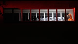 Hospital e profissionais de saúde com fatos de proteção contra o vírus Ébola